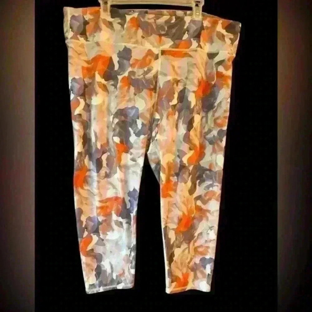 Fabletics Stella High Waisted Capri Leggings Size 3X Floral Watercolor.  EUC